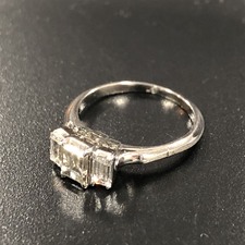 大阪心斎橋店にて、ダイヤモンド(0.9ct)がデザインされたプラチナリング(PM刻印)を高価買取いたしました。状態は通常使用感のお品物です。