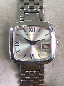 宅配買取センターで、グッチのGコレクションのシルバーの125.5 クオーツ時計を買取しました。状態は若干の使用感がある中古品です。