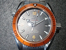 新宿店で、オメガの232.30.42.21.01.002 シーマスター プラネットオーシャン オレンジベゼル 自動巻き 腕時計を買取しました。状態は若干の使用感がある中古品です。