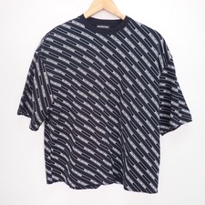 新宿店で、バレンシアガの19SS 570805 ロゴ総柄 クルーネック Tシャツを買取しました。状態は若干の使用感がある中古品です。