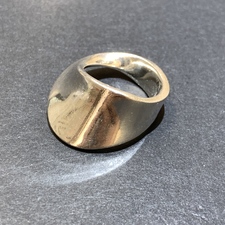 銀座本店で、ジョージジェンセンの140の925のメビウスのリングを買取りました。状態は若干の使用感がある中古品です。