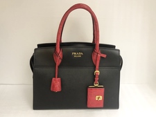 浜松鴨江店で、綺麗な状態のプラダの黒×赤 1BA046 クロコハンドル 2WAYハンドバッグを買取ました。状態は綺麗な状態の中古美品です。