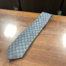 大阪心斎橋店にて、購入から年数が経過しているルイヴィトンのダミエ、シルク100％ネクタイを高価買取いたしました。状態は多少使用感が見られるお品物です。
