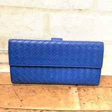 銀座本店で、ボッテガヴェネタのブルーのイントレチャートの2つ折りの長財布を買取りました。状態は若干の使用感がある中古品です。