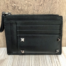新宿店で、ヴァレンティノの黒のレザーのロックスタッズがついたカード/ミニ財布を買取しました。状態は通常使用感があるお品物です。