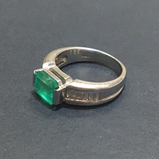 ノンブランドのPt900 1.86 0.51 エメラルド×ダイヤモンドのリングを銀座本店で買取いたしました。状態は-