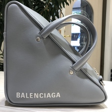 渋谷店で、バレンシアガの476975のグレーのトライアングルダッフルの2WAYショルダーバッグを買取しました。状態は通常使用感があるお品物です。