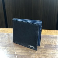 大阪心斎橋店にて、プラダのサフィアーノ、二つ折り財布(ネイビー)を高価買取いたしました。状態は傷などなく非常に良い状態のお品物です。