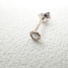 渋谷店で、ハムのK18WG×ダイヤモンドの片耳用のピアスを買取しました。状態は使用感が少なく綺麗なお品物です。