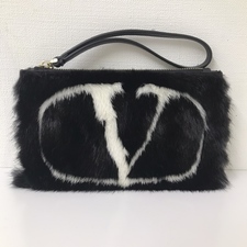広尾店にてヴァレンティノのVロゴデザインのファーが装飾されたクラッチバッグを買取いたしました。状態は綺麗な状態の中古美品です。