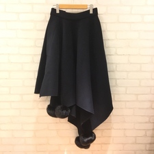 銀座本店で、マルニのウール素材のファーポンポン付きのアシンメトリーのロングスカートを買取ました。状態は若干の使用感がある中古品です。
