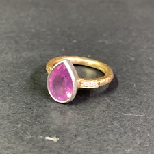 銀座本店で、マルコムベッツのK18とプラチナのコンビのピンクサファイヤ×ダイヤのティアドロップデザインのリングを買取ました。状態は綺麗な状態の中古美品です。