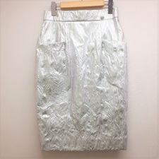 広尾店にてシャネルのココマークプレート付のタイトスカートを買取いたしました。状態は若干の使用感がある中古品です。
