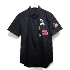 宅配買取センターで、ディオールオムのブラックのコットン素材のワッペン付き比翼半袖シャツを買取しました。状態は通常使用感があるお品物です。