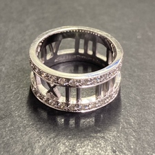 銀座本店で、ティファニーの750WG素材のアトラスシリーズのハーフダイヤモンドリングを買取いたしました。状態は通常使用感があるお品物です。