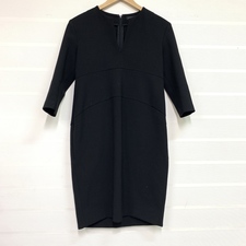 銀座本店で、ヨーコチャンの18年製のYCD-218-403の黒の七分袖のVネックドレスを買取ました。状態は若干の使用感がある中古品です。