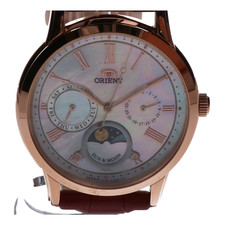 宅配買取センターで、オリエントの白蝶貝文字盤のムーンフェイズのクオーツ時計(RN-KA0001A)を買取しました。状態は未使用品です。