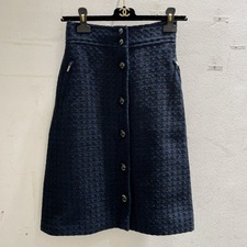 渋谷店では、出張買取でシャネルの2016年春夏物のツイードスカートを買取ました。状態は綺麗な状態の中古美品です。