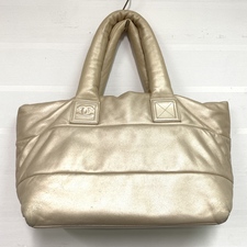 銀座本店で、シャネルの13番台のゴールドのコココクーンのハンドバッグを買取ました。状態は若干の使用感がある中古品です。