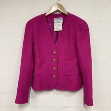 銀座本店で、シャネルのピンクのウール混のココマークボタンのジャケットを買取ました。状態は若干の使用感がある中古品です。