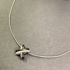 銀座本店で、ミキモトのK18 WGのクロスデザインのネックレスを買取ました。状態は若干の使用感がある中古品です。