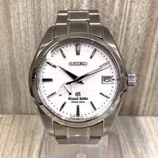 銀座本店で、グランドセイコーのSBGA011の雪白ダイヤルのスプリングドライブの時計を買取ました。状態は綺麗な状態の中古美品です。