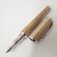 広尾店では、モンテグラッパのピッコラ ペン先が18Kを使っている万年筆を買取いたしました。状態は傷などなく非常に良い状態のお品物です。