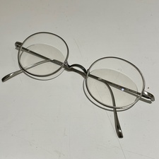 渋谷店で、金子眼鏡のラウンド眼鏡(KV-48 ピュアチタニウム)を買取ました。状態は若干の使用感がある中古品です。