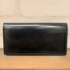 銀座本店で、ガンゾの黒のシェルコードバンを使用した小銭入れ付きの長財布を買取ました。状態は若干の使用感がある中古品です。