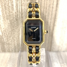 銀座本店で、シャネルのブラック×ゴールドカラーのプルミエールというモデルのサイズLのクォーツ時計を買取ました。状態は若干の使用感がある中古品です。