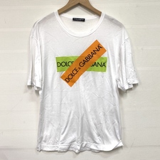 銀座本店で、ドルチェ&ガッバーナ―のホワイトのオレンジ×グリーンのロゴをプリントしたデザインの半袖Tシャツを買取ました。状態は若干の使用感がある中古品です。