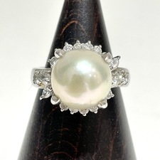 渋谷店で、プラチナ900を台座にアコヤ真珠とダイヤモンドを使用したリングを買取しました。状態は-