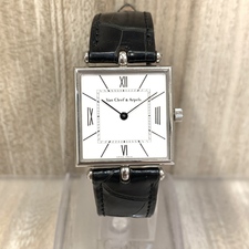 銀座本店で、ヴァンクリーフ&アーペルの型番がHH12616のシルバーのクラシックスクエア白文字盤の腕時計を買取ました。状態は使用に支障をきたすジャンク品です。