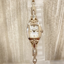 銀座本店で、アガットのモデル番号が10164120021のスクエアフェイスのジュエリーウォッチクオーツ式腕時計を買取いたしました。状態は使用感の強いお品物です。※不動品
