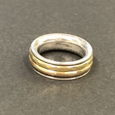 銀座本店で、マルコムベッツのK22×925素材を使用した2連回転のハンマリングのリングを買取ました。状態は若干の使用感がある中古品です。