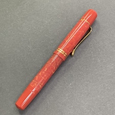 銀座本店で、ペリカンの品番がM101Nで、ブライトレッドのペン先14K万年筆 ペン種：Fを買取いたしました。状態は傷などなく非常に良い状態のお品物です。