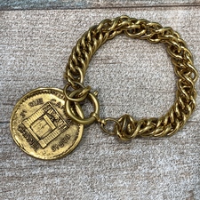 新宿店で、シャネルのヴィンテージ ・ゴールドCAMBONメダルチェーンブレスレットを買取しました。状態は若干の使用感がある中古品です。