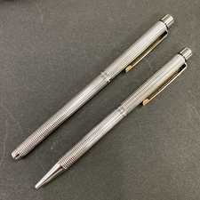 銀座本店で、シェーファーのシルバー×ペン先がＫ14の万年筆とボールペンの2点セットを買取ました。状態は綺麗な状態の中古美品です。