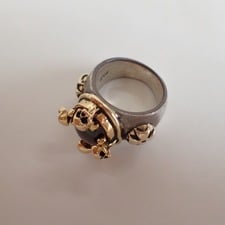 大阪心斎橋店の出張買取にて、エーアンドジー(A&G)のガーネット、スカル×クロスリング/指輪(925/シルバー×18K/イエローゴールド)を高価買取いたしました。状態は通常使用感のお品物です。