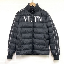 銀座本店で、ヴァレンティノの品番がQV3CNA3652Hのブラックのロゴデザインのダウンジャケットを買取ました。状態は若干の使用感がある中古品です。