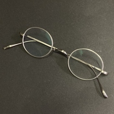 銀座本店で、金子眼鏡のモデル番号がKV-49 ATSのピュアチタニウム素材を使っている度入りレンズのラウンドメガネフレームの眼鏡を買取いたしました。状態は傷などなく非常に良い状態のお品物です。