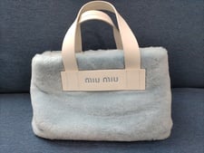 新宿店で、ミュウミュウのシープファ―×カーフレザー・2WAYバッグを買取しました。状態は若干の使用感がある中古品です。