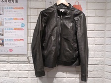 新宿店で、エンメティのユリ・ラムスキン・シングルライダースジャケットを買取しました。状態は若干の使用感がある中古品です。