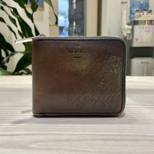 渋谷店で、ベルルッティの財布(イタウバ スクエア スクリット レザージップアップ付きウォレット)を買取ました。状態は若干の使用感がある中古品です。