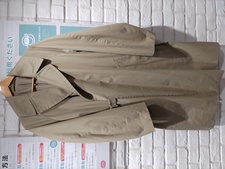 新宿店で、コモリの2018SSモデルの名作タイロッケンコートを買取しました。状態は綺麗な状態の中古美品です。