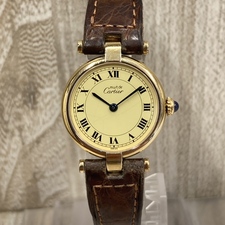 銀座本店で、カルティエの925素材で、ラウンドフェイスのヴェルメイユクオーツ腕時計を買取いたしました。状態は使用感の強いお品物です。