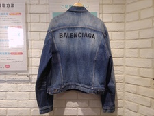 新宿店で、バレンシアガの620728のバックロゴが入った人気のデニムジャケットを買取しました。状態は若干の使用感がある中古品です。