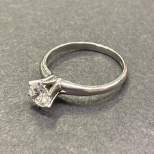 銀座本店で、Pt800素材の0.55ct立て爪ダイヤモンドのリングを買取いたしました。状態は-