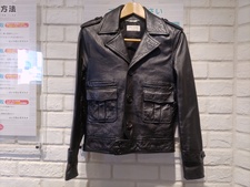 新宿店で、サンローランの397510のエディ期ジェイクジャケットを買取しました。状態は若干の使用感がある中古品です。