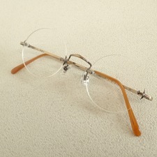 大阪心斎橋店の出張買取にて、白山眼鏡のツーポイント×リムレスフレームの度入りレンズメガネを高価買取いたしました。状態は通常使用感のお品物です。